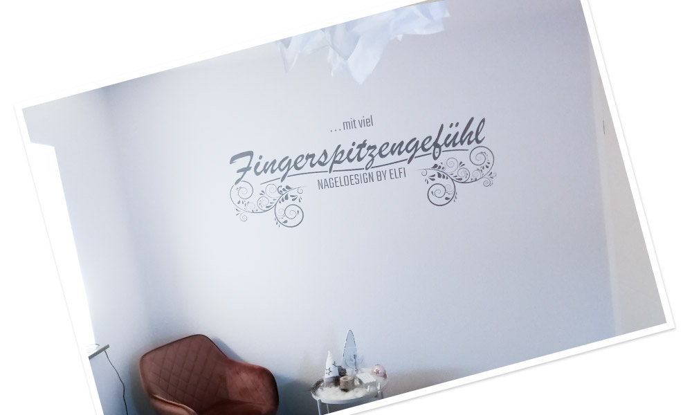 Wandtattoo & Türbeschriftung für Fingerspitzengefühl - Nageldesign